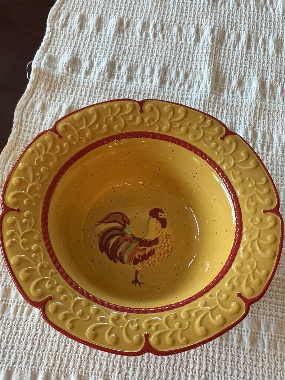 Tremezzo - Ceramic Rooster Serving Bowl with Red Trim - Cottagecore style